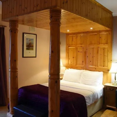 The Old Bank Family Town House 4* Bruff