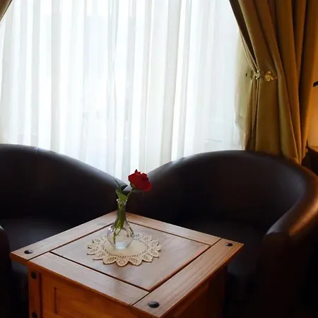 Гостевой дом The Old Bank Family Town House